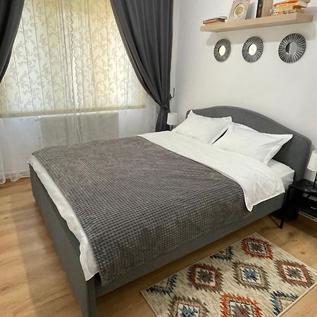 Apartament Cina Husi Exteriér fotografie